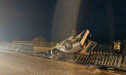 Köprü demirlerine çarpan araç hurdaya döndü: 1 ölü, 3 yaralı
