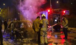 Küçükçekmece’de seyir halindeki otomobil alev topuna döndü