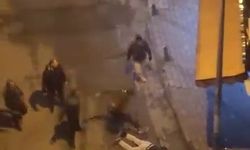 Laf attığı kişilerden ağır dayak! Dövmekle yetinmediler, yerde tekmelediler