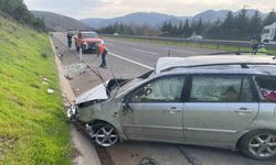 Lastiği patlayan otomobil bariyere çarpıp takla attı