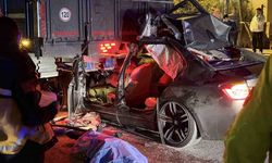 Lüks otomobil kamyona ok gibi saplandı: 1 ölü, 2 yaralı