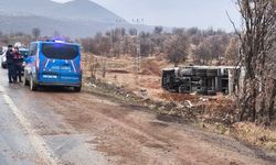 Malatya’da kontrolden çıkan kamyon devrildi: 1 yaralı