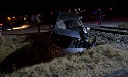 Yük treni hemzemin geçitte otomobile çarptı