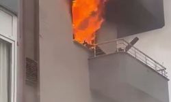 Mersin'de ev yangını alevler pencereden çıktı