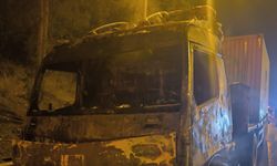 Mersin’de tır yanarak kullanılamaz hale geldi