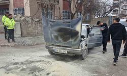 Motor kısmı tutuşan otomobili yanmaktan itfaiye kurtardı
