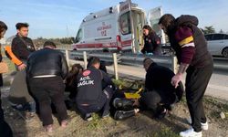 Motosikletle bariyere çarpan üniversite öğrencisi ağır yaralandı