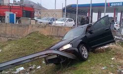 Muş-Bitlis kara yolunda 2 otomobil çarpıştı: 3 yaralı