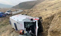 Muş’ta ambulans devrildi: 3 yaralı