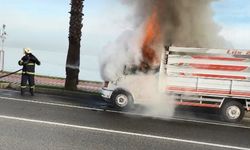 Ordu’da seyir halindeki kamyonet yandı