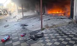 Oto tamir dükkanı ve 2 araç çıkan yangında küle döndü