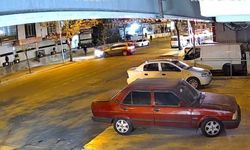 Otomobilin çarptığı motokurye yaralandı: Kaza anı kamerada