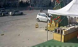 Otomobilin çarptığı yaşlı kadın metrelerce savruldu: O anlar kamerada