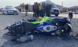 Otomobille çarpışan motosikletli yaralandı