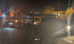 Otomobiller çarpıştı: 1 ölü, 2 yaralı