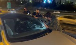 Otoyolda aracının içinde uyuyan adamı itfaiye camı kırarak uyandırdı