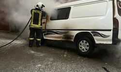 Park halindeki minibüs çıkan yangında kullanılamaz hale geldi