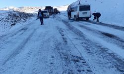 Pervari’de yolcu minibüsü yan yattı