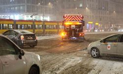 Polonya'da kar esareti: Yüzlerce araç yollarda kaldı