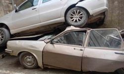 Rampada geriye kayan otomobil park halindeki aracın üzerine çıktı