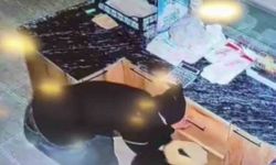 Sadaka kutusu ve nakit para çalan şahıslar kameraya yakalandı
