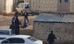 Şanlıurfa’da meydan savaşına dönen kavgada 1 kişinin silahla vurulma anı kamerada