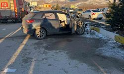 Servis aracıyla otomobil çarpıştı, 18 kişi yaralandı