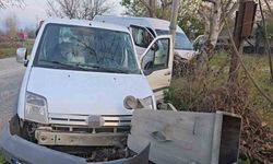 Servis minibüsü hafif ticari araçla çarpıştı: 11 yaralı