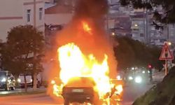 Seyir halindeki otomobil alev alev yandı