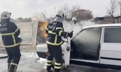 Seyir halindeki otomobilin motor kısmından alevler yükseldi