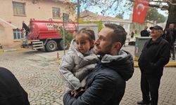 Sındırgı’da evlerinin yıkılışını hüzünlü gözlerle izlediler