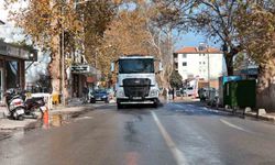 Sındırgı’da hasarlı binaların yıkımı sonrası temizlik çalışmaları sürüyor