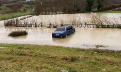 Sinop'ta kontrolden çıkan otomobil su birikintisine düştü