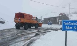 Şırnak’ta karlı yollar açılıyor