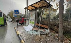 Sürücüsüz hareket eden araç durağa çarptı