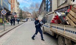 Tavşanlı’da yaya yolunu işgal eden duba ve reklam panoları toplanıyor