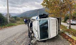 Traktöre çarpmamak için manevra yaptı, devrilen kamyonette yaralandı