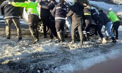 Türkeli'de buzlanma kazaya neden oldu: Otomobil yan yattı