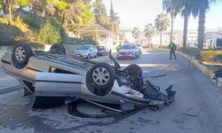 Virajı alamayan otomobil refüjdeki aydınlatma direğine çarpıp takla attı: 2 yaralı