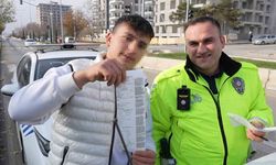 Yolcu kapısından inen ehliyetsiz sürücü drondan kaçamadı: "Gafil avlandım" dedi, ceza makbuzuyla hatıra fotoğrafı çektirdi