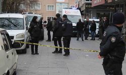 Yoldan geçenleri bıçakladı: 1’i ağır 3 yaralı