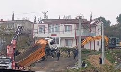 Yük boşaltan kamyon askıda kaldı