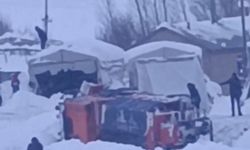 Yüksekova'da karla mücadele aracı devrildi