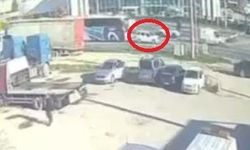 Yürekler ağza geldi, yolcu otobüsü otomobili metrelerce savurdu