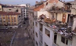 Zeytinburnu’nda çatısı çöken bina havadan görüntülendi