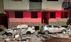 Zeytinburnu’nda kentsel dönüşümdeki binadan düşen parçalar, 3 otomobili hurdaya çevirdi