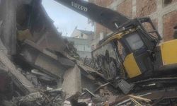 Zeytinburnu’nda yıkım sırasında beton parçaları iş makinesinin üzerine düştü: Operatör yaralandı