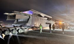 Dorsesi yola oturan gemi yüklü tır ulaşımı aksattı