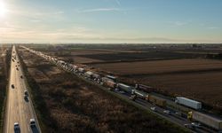 Çiftçiler Atina-Selanik yolunu trafiğe kapattı