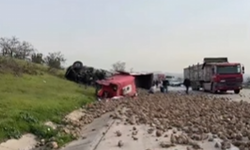 Bursa Çevre Yolu’nda şeker pancarı yüklü tır devrildi, yol savaş alanına döndü